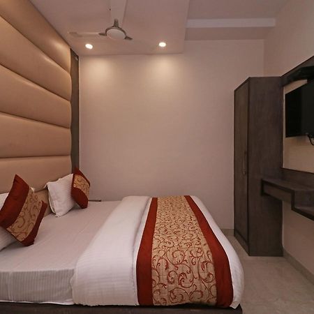 Oyo 11593 Hotel Aman Guest House Нью-Дели Экстерьер фото