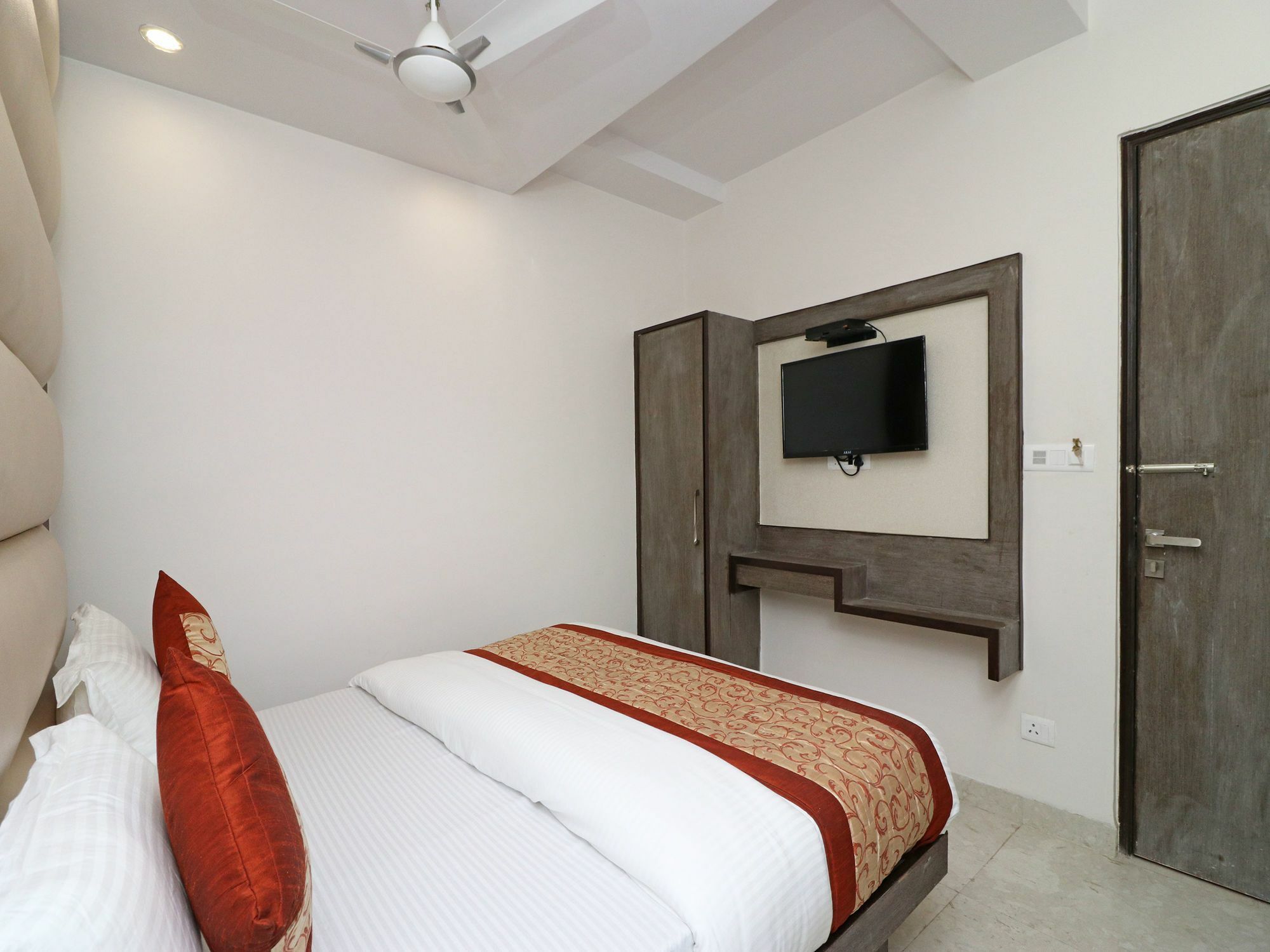 Oyo 11593 Hotel Aman Guest House Нью-Дели Экстерьер фото